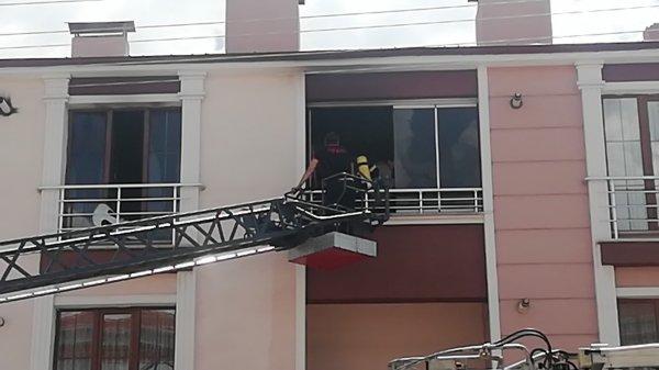 Tatile giden ailenin evlerinde yangın çıktı