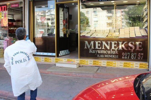 Kuyumcu kendisini soymaya gelen kişiyi ikna etti