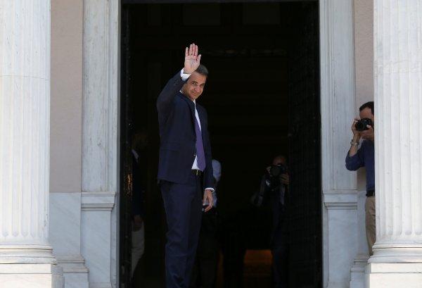 Miçotakis görevi Çipras'tan devraldı