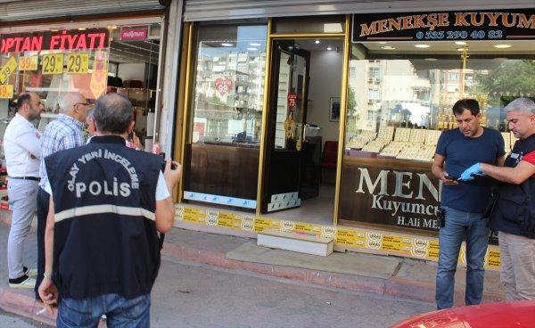 Kuyumcu kendisini soymaya gelen kişiyi ikna etti