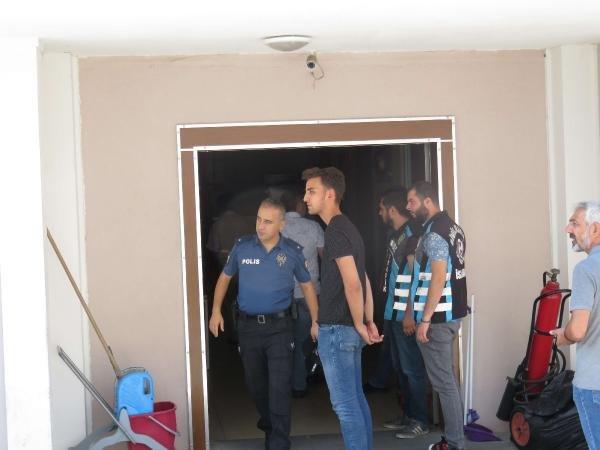 Trafik magandasıyla tokalaşan polis açığa alındı