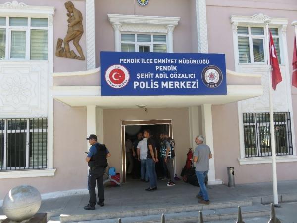 Trafik magandasıyla tokalaşan polis açığa alındı