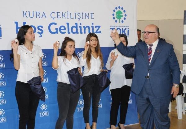 TOKİ Isparta'da hak sahiplerini belirledi