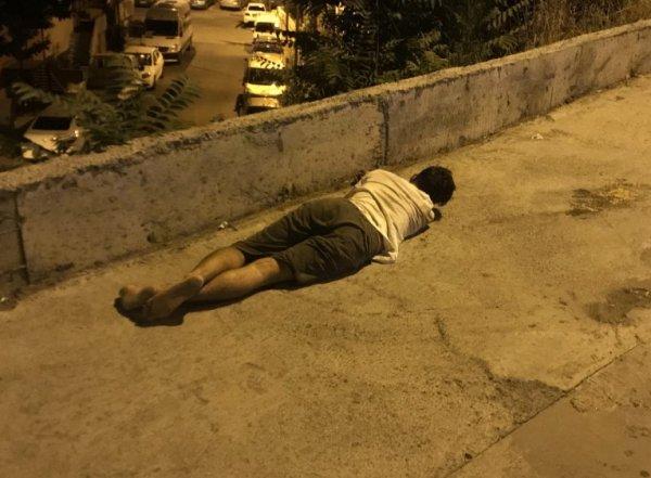 Alkollü sürücü yol ortasında uyuyakaldı