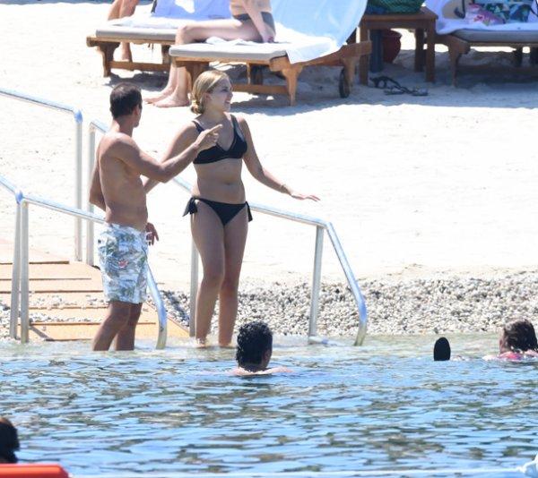 Rüştü Reçber kızına korumalık yapıyor