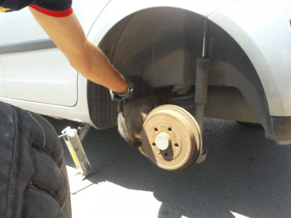 Kocaeli'de otomobilin teker kısmına giren köpek kurtarıldı