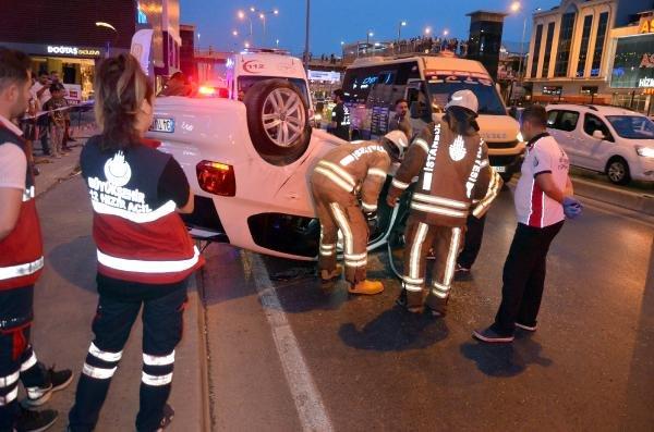 Avcılar'da yoldan çıkan araç takla attı