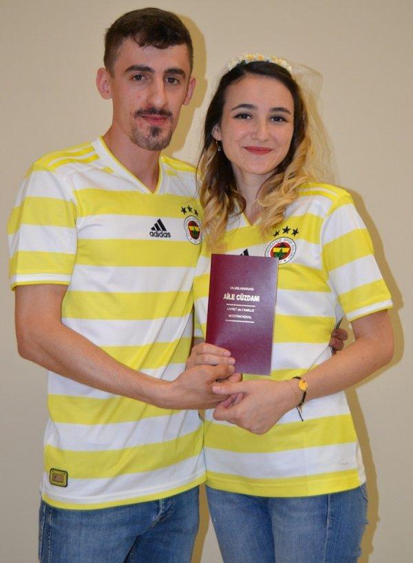 Nikah masasına formayla oturdular