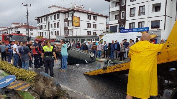 Sakarya’da iki otomobil çarpıştı: 7 yaralı