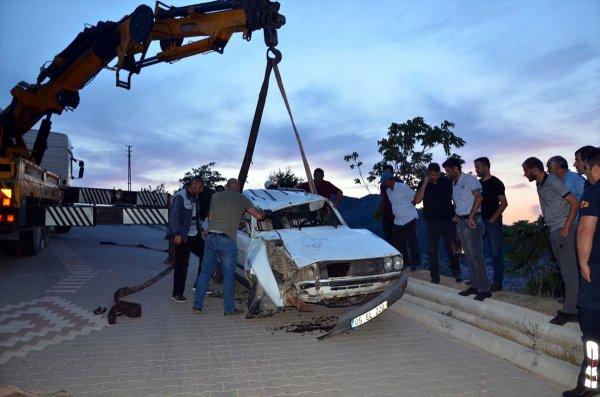 Uçuruma düşen otomobilden atlayarak kurtuldu