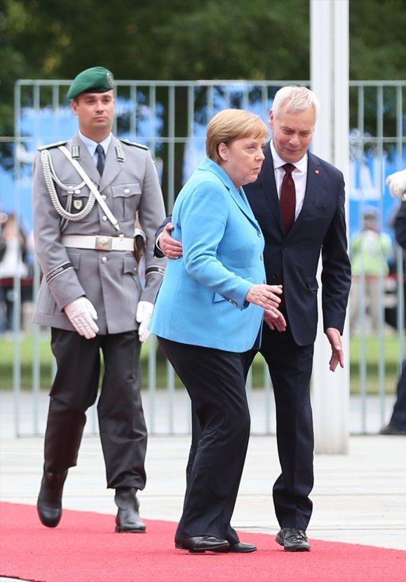 Merkel'in titremesinin nedeni: Hipoglisemi atağı