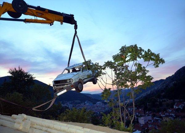 Uçuruma düşen otomobilden atlayarak kurtuldu