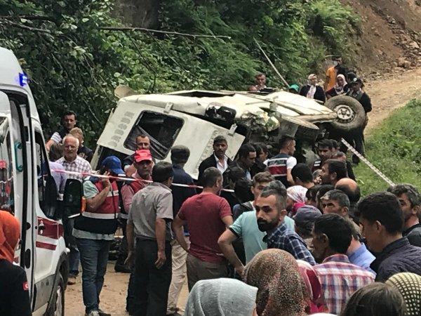 Giresun'da yolcu minibüsü şarampole yuvarlandı