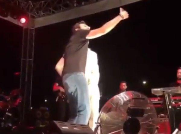 Gülşen'in hayranı kendisini sahneye attı