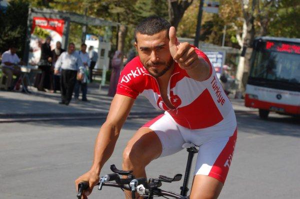 Dünya üçüncüsü bisikletçi kazada öldü