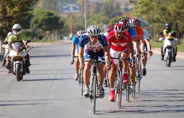 Dünya üçüncüsü bisikletçi kazada öldü