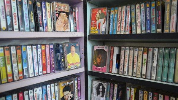 Devri biten kasetleri dükkanında sergiliyor