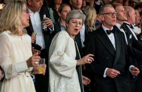 Theresa May yine dans etti