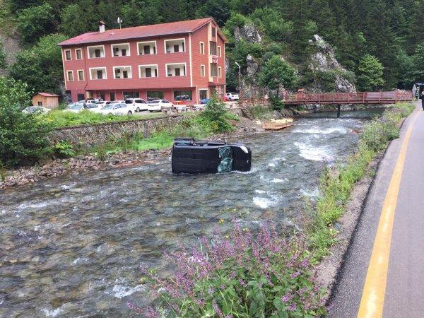 Uzungöl'de araç kontrolden çıkıp dereye düştü: 1 yaralı