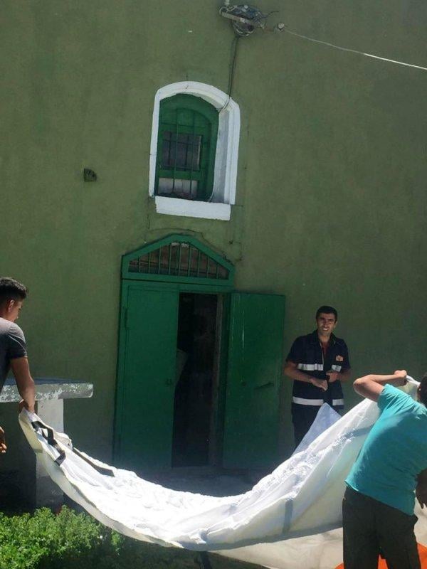 Kars'ta intihara kalkışan küçük kızı itfaiye eri kurtardı