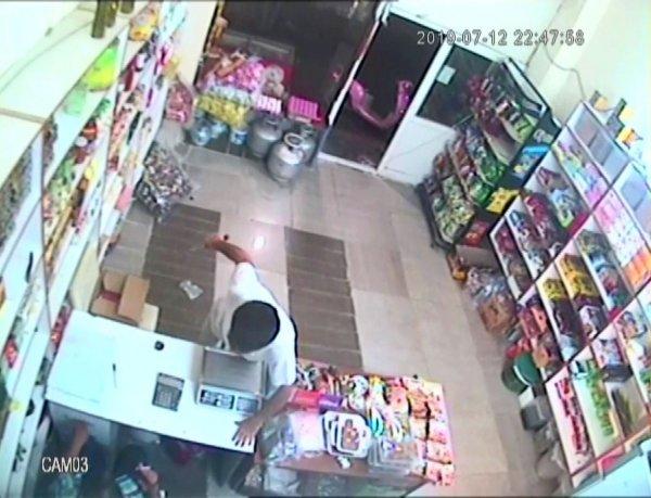 Adanalı bıçaklı hırsız, bakkalın 350 lirasını gasbetti