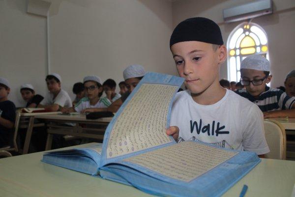 Çocuklara camiyi sevdiren imam