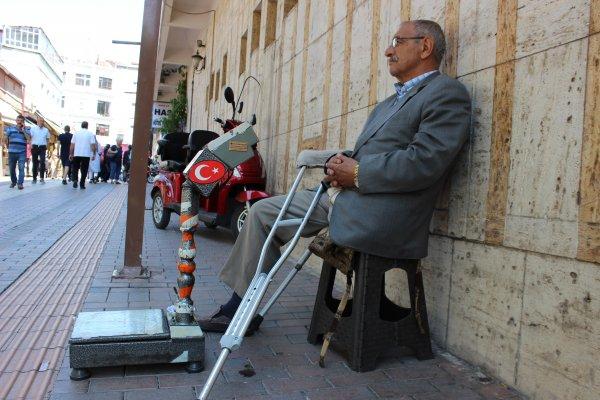 Memur emeklisi evinin günlük ihtiyacını tartıcılıkla kazanıyor