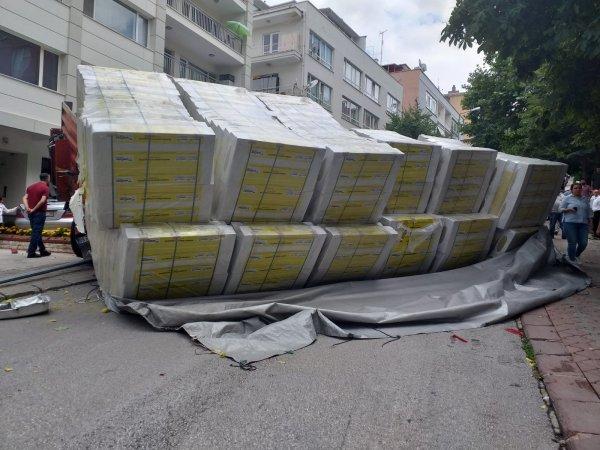 Ankara'da şoförün üstünden geçen tır 5 araca çarptı