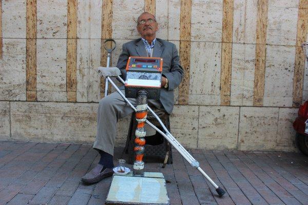 Memur emeklisi evinin günlük ihtiyacını tartıcılıkla kazanıyor