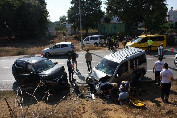 Antalya'da iki araç kafa kafaya çarpıştı: 2 yaralı