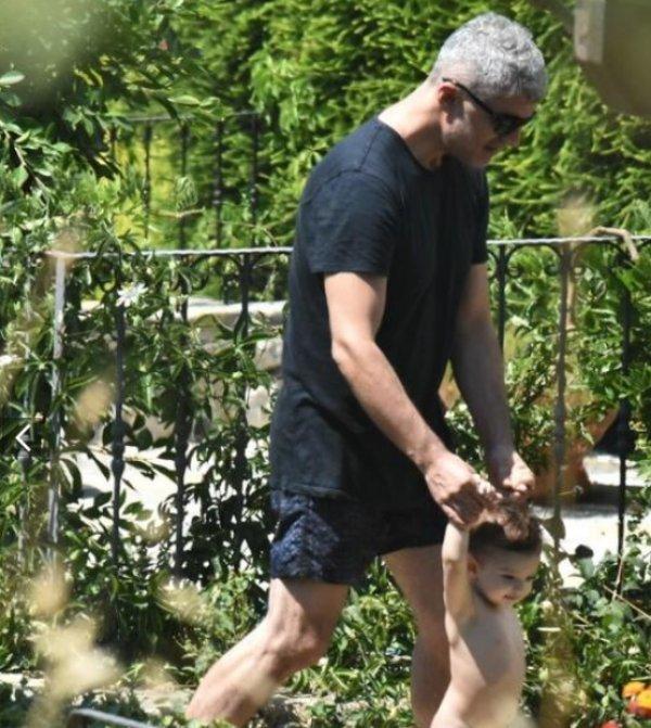 Özcan Deniz eski eşi ve oğluyla tatile çıktı