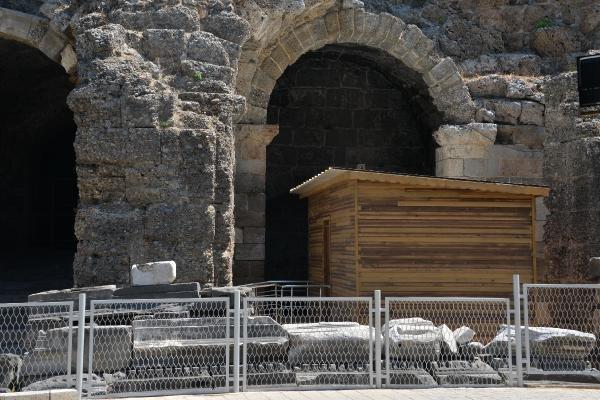 Antalya'da 'prefabrik tuvalet' tartışması