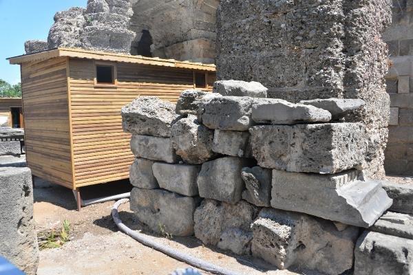 Antalya'da 'prefabrik tuvalet' tartışması