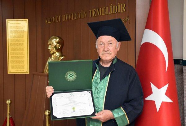 Cezaevinde ikinci üniversiteden mezun oldu