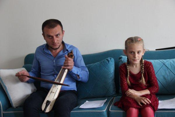 Rize'de atma türkü icra eden baba-kız