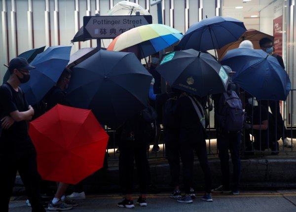Hong Konglular bir kez daha sokaklarda