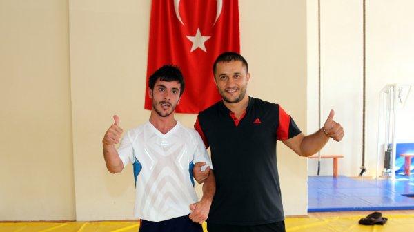 Genç Furkan hidroterapi ile yürümeye başladı