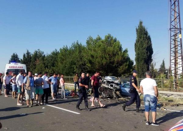 Edirne'de otomobil duvara çarptı: 4 ölü, 2 yaralı