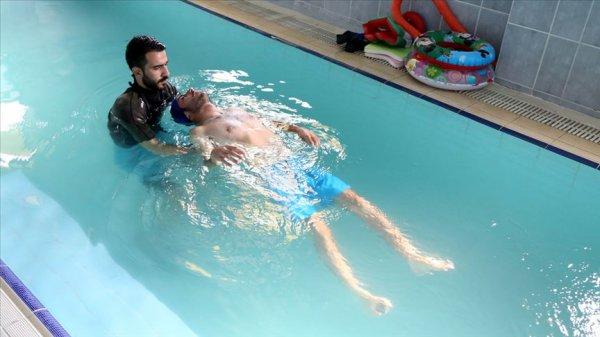 Genç Furkan hidroterapi ile yürümeye başladı