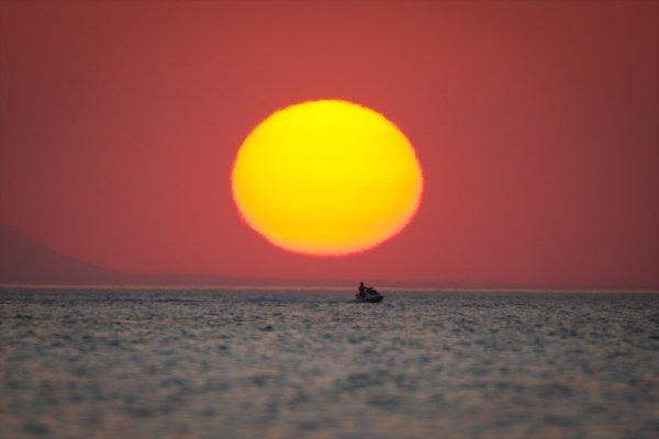 Van Gölü sahillerinde gün batımı güzelliği