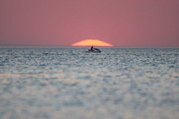 Van Gölü sahillerinde gün batımı güzelliği