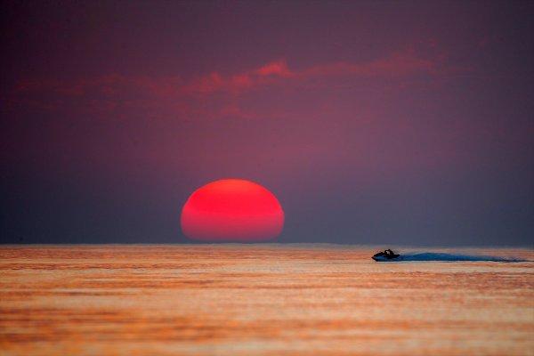 Van Gölü sahillerinde gün batımı güzelliği
