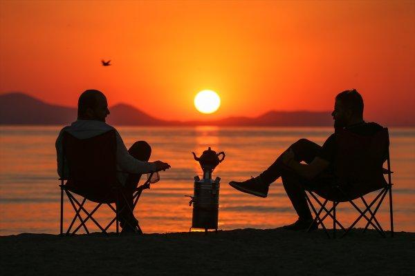 Van Gölü sahillerinde gün batımı güzelliği