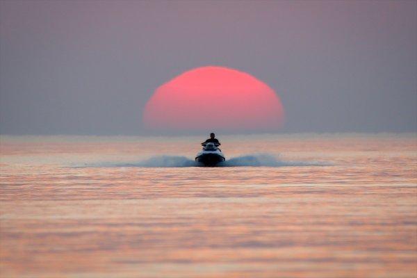 Van Gölü sahillerinde gün batımı güzelliği