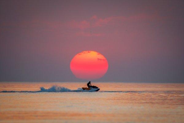Van Gölü sahillerinde gün batımı güzelliği