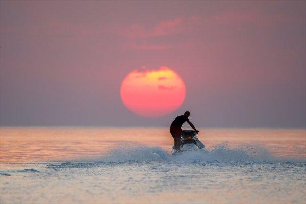 Van Gölü sahillerinde gün batımı güzelliği