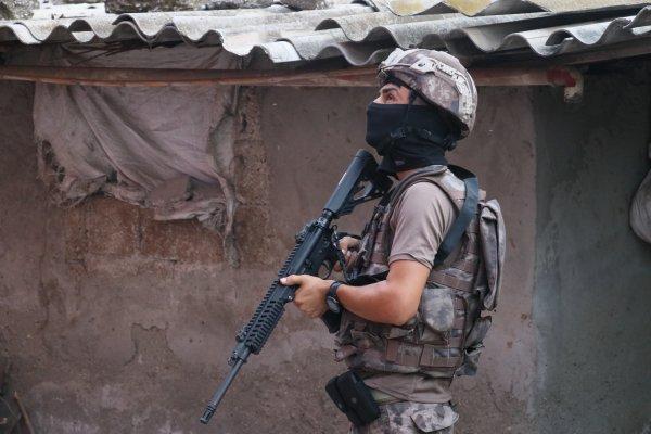 Adana’da aranan şüphelilere şafak operasyonu yapıldı