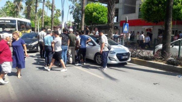 Antalya’da yaya geçidinde kaza: 2 yaralı