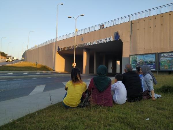 Şehit oğlunun ismini görünce gözyaşlarını tutamadı