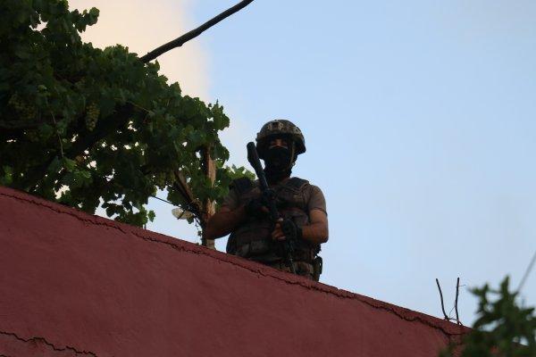 Adana’da aranan şüphelilere şafak operasyonu yapıldı